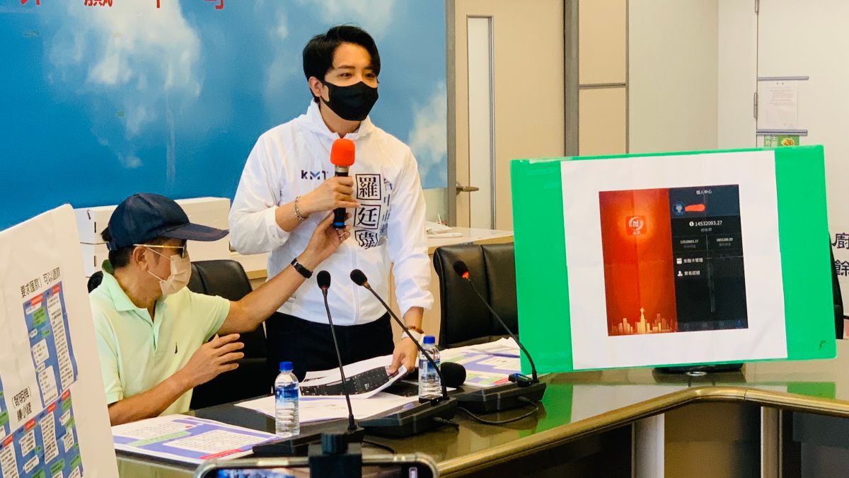 ▲被害人張先生（左）被詐騙集團「養套殺」，今在台中市議員羅廷瑋陪同下現身說法，呼籲民眾不要再受騙。（圖／記者顏幸如攝，2022.08.24）