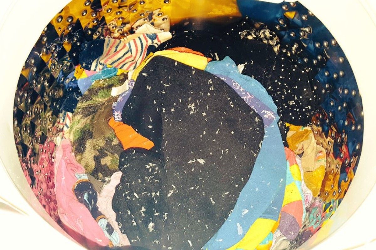 ▲日本一名網友分享對付洗衣機裡不小心沾滿衛生紙屑的妙招。（圖／推特帳號54I23）