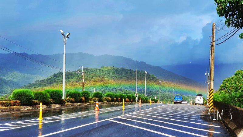 雨後「超低空彩虹」橫跨大橋！萬人搶看奇景：台灣真的美

