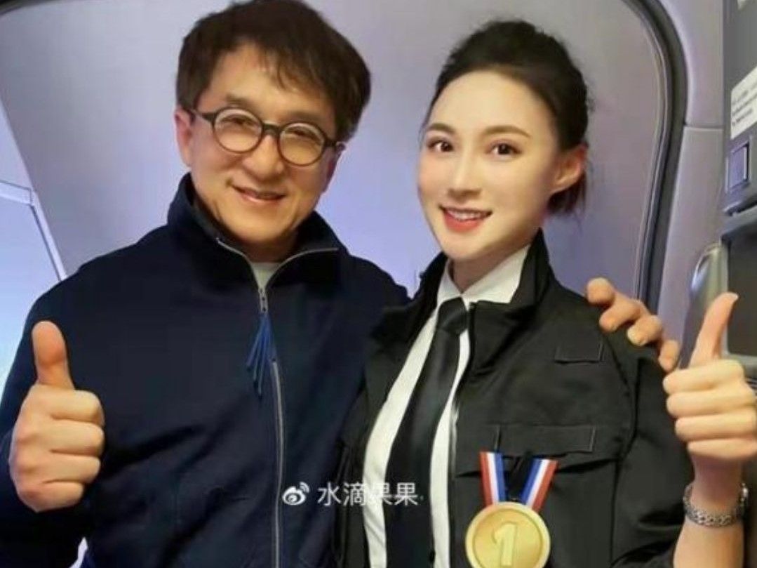 ▲水滴果果與成龍合影，對方更親民的寄給她親筆簽名自傳。（圖／翻攝自微博）