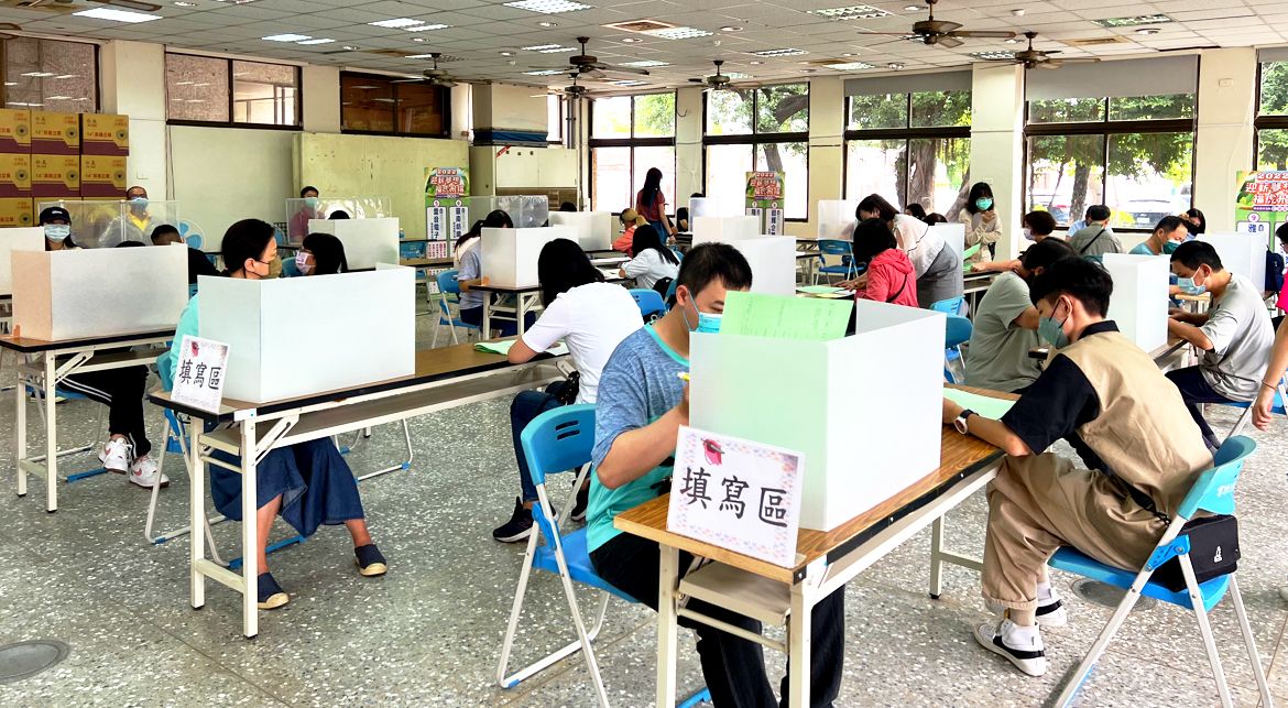 ▲徵才活動有專人協助填寫資料，求職者可立即面試（圖／台南就服中心提供）