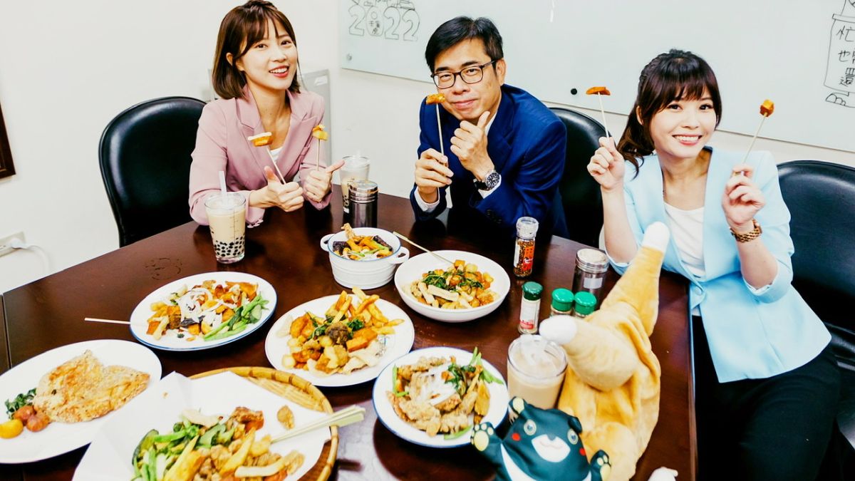 ▲高雄市長陳其邁與發言人張硯卿、周璟瑜宣傳鹹酥雞嘉年華活動。（圖／高市府觀光局提供）