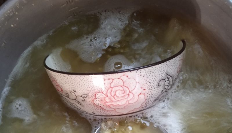 ▲有網友分享自己煮綠豆湯的過程中會在鍋內丟入空碗，用途曝光後瞬間引發熱議。（圖／翻攝自家常菜）