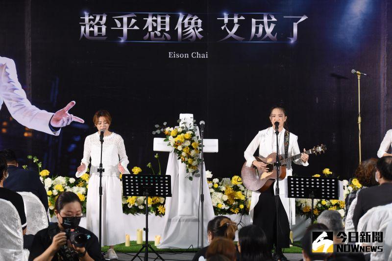 ▲王瞳（左）和張芸京以團體「耶！一同進城」，帶來艾成創作的一連串組曲。（圖／記者陳明安攝,2022.08.24）