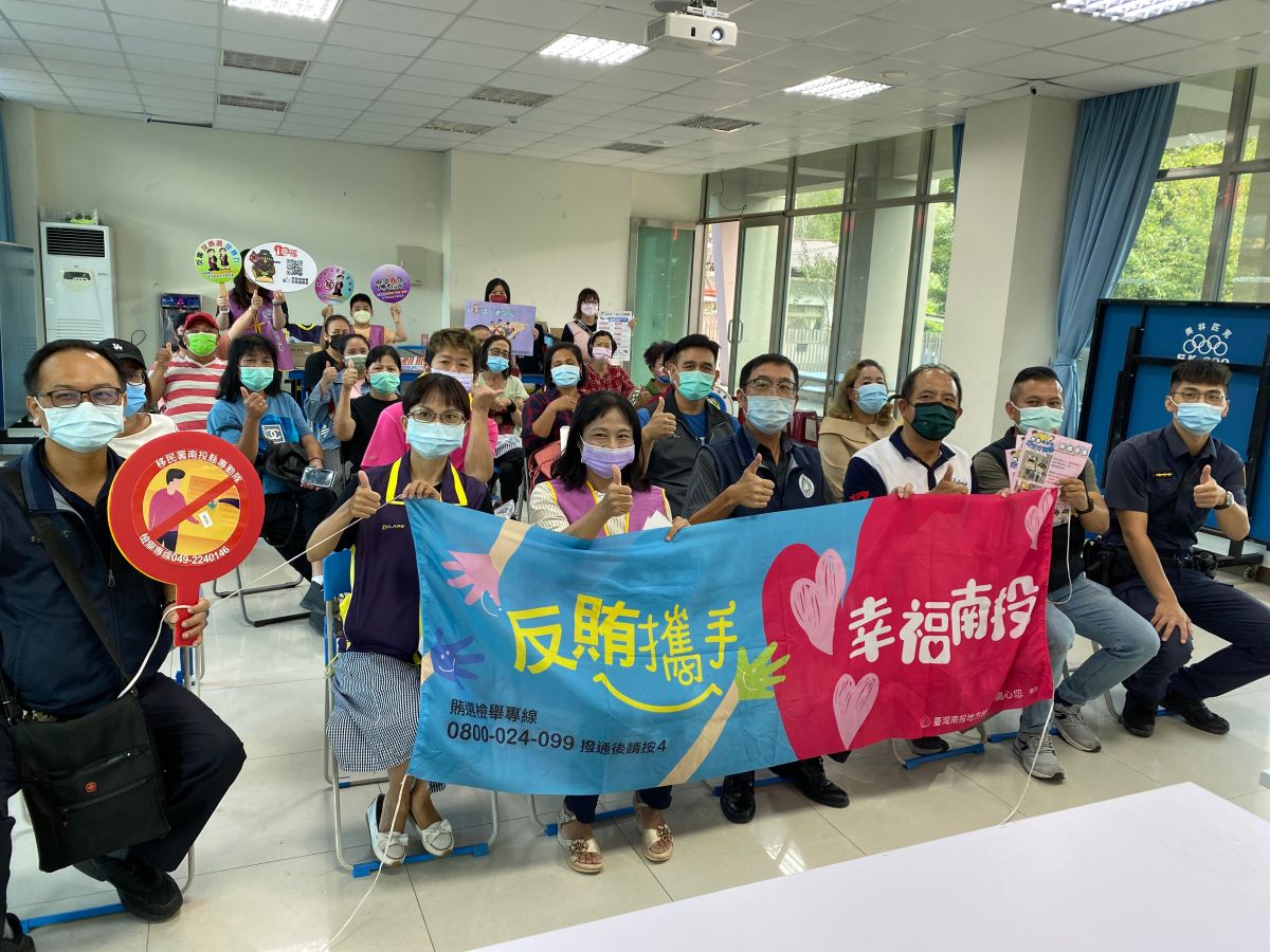▲南投縣服務站與各機關聯合宣導反賄選。（圖／移民署提供）