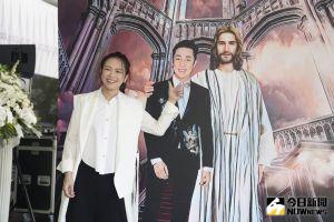 ▲張芸京抱吉他自彈自唱獻給艾成。(圖/記者林敬原攝) ▲張芸京抱吉他自彈自唱獻給艾成。(圖/記者林敬原攝)