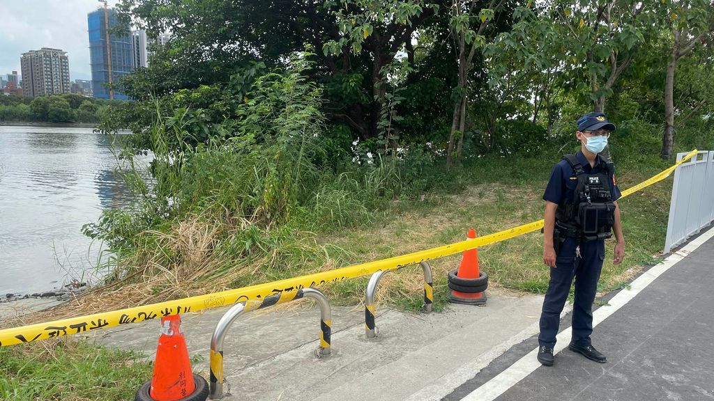▲新北市新莊區大漢橋下，今（24）天下午1點多，有路人發現一具浮屍嚇得趕緊報警，警方到場拉起封鎖線蒐證調查，死者身份仍待釐清。（圖／翻攝畫面）