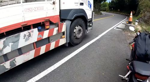 重機男公主抱「長腿短裙妹」！貨車經過狂叭 60秒片爆紅 | 新奇 | NOWnews今日新聞