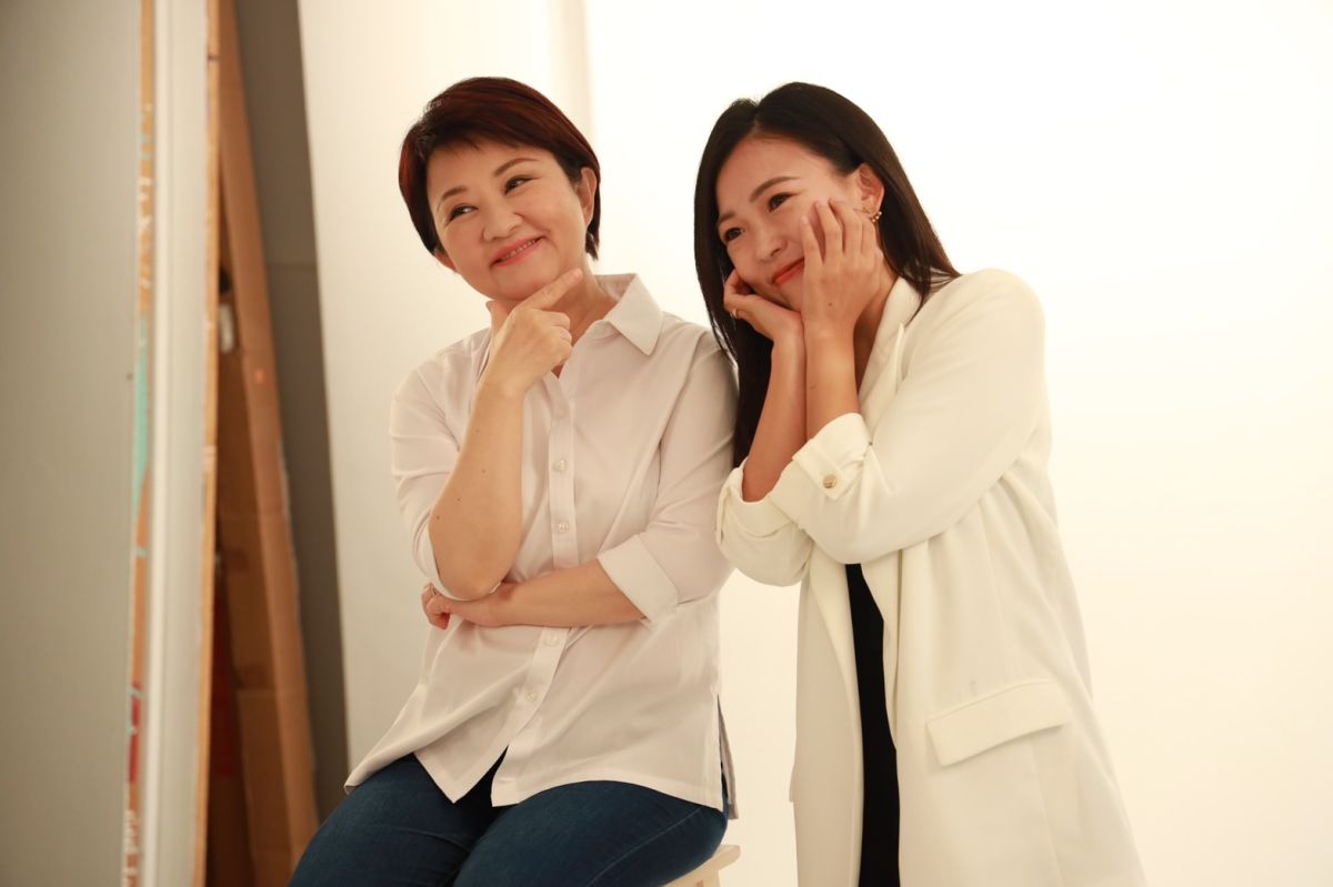 ▲盧秀燕拍照經驗豐富，參選高雄市的台中女兒白喬茵，特地跑回台中與她合照。（圖／國民黨提供，2022.08.24）