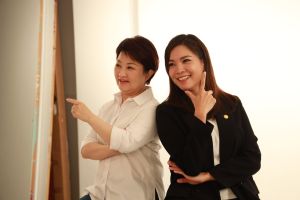 ▲盧秀燕的媽媽市長形象深植人心，後輩稱讚她拍照動作超新潮！（圖／國民黨提供，2022.08.24）
