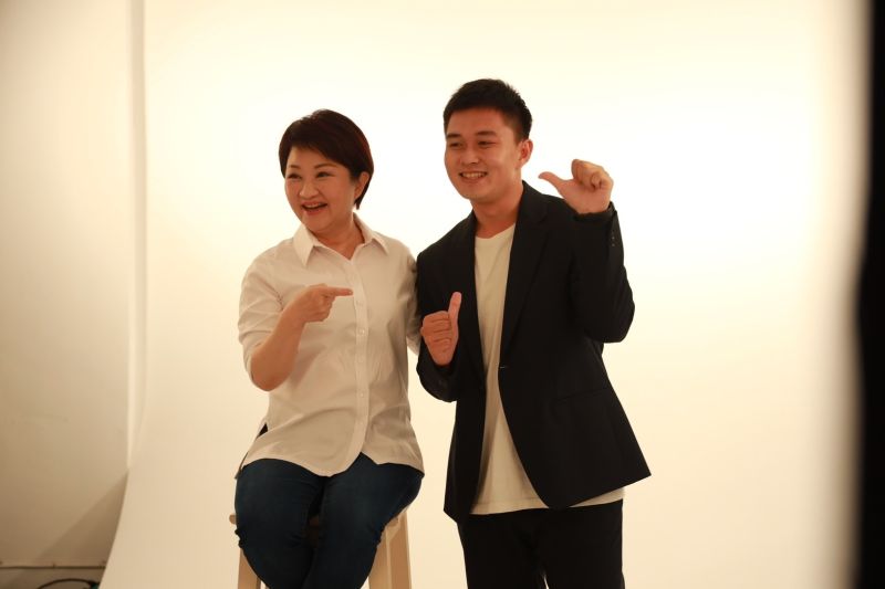 ▲年輕選將合體盧秀燕,有如小粉絲見到偶像。(圖/國民黨提供,2022.08.24)