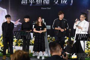 ▲超偶幫的江明娟(左起)、林吟蔚、符瓊音、廖志良、張芸京演唱《全部攏是祢》獻給艾成。(圖/記者陳明安攝,2022.08.24) ▲超偶幫的江明娟(左起)、林吟蔚、符瓊音、廖志良、張芸京演唱《全部攏是祢》獻給艾成。(圖/記者陳明安攝,2022.08.24)