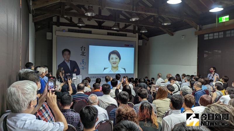 ▲台中市長盧秀燕以視訊方式參與國民黨台北市長參選人蔣萬安的新書發表會。（圖／記者鄭宏斌攝，2022.08.24）