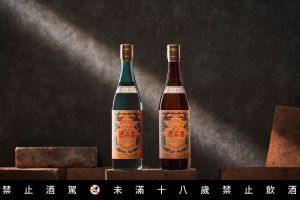 ▲金酒「起家之酒」重現茶色的啤酒瓶、青褐色的汽水瓶、老酒標與頸標「國產名酒」字樣，都是當年時空背景下的特殊記憶。（圖／品牌提供）