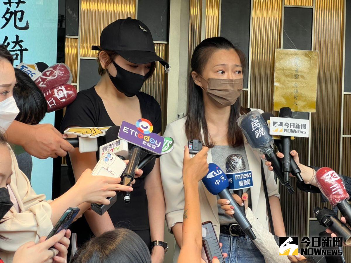 ▲侯怡君（右）、李妍瑾悲痛談余苑綺，李妍瑾透露與余苑綺一直都是朋友，不是如外界傳聞般關係不合。（圖／記者朱永強攝, 2022.08.24）