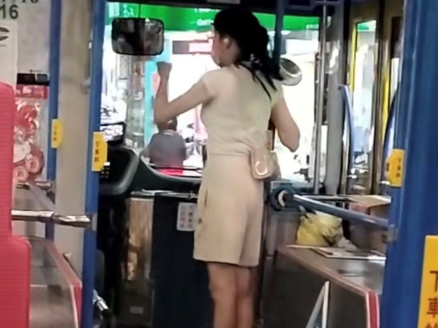 ▲台中一名女子搭乘公車時，與司機發生口角衝突。（圖／截取自《爆料公社(官方粉專專屬)》）