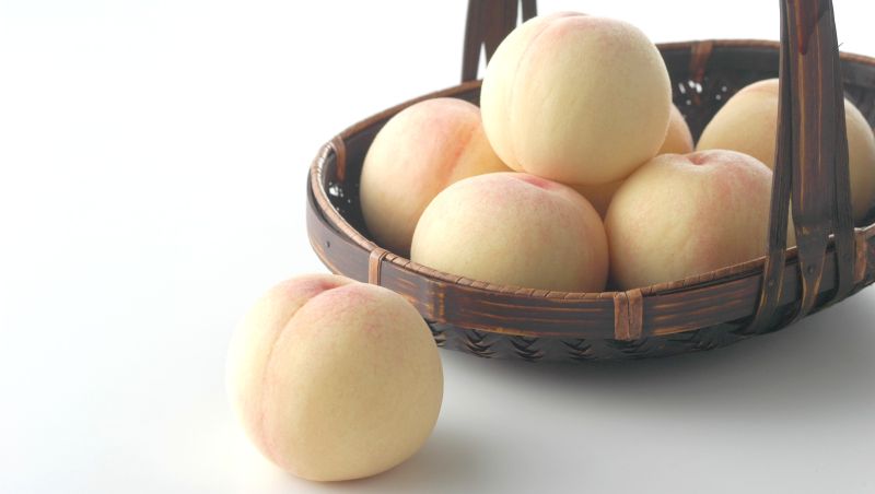 ▲貴婦超市city’super推出日本精品水果展，有桃之元祖稱號的「岡山白桃」，一顆原價828元、特價728元。（圖／業者提供）
