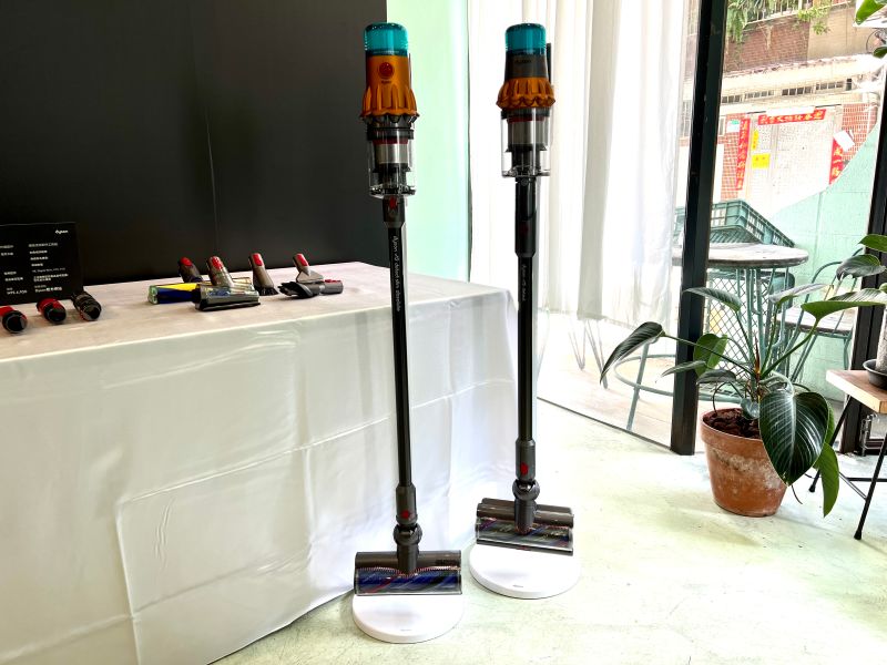 <p>▲Dyson針對 V12、V15推出升級版,全新機款皆具備全機密封HEPA過濾系統,有效解決空氣中的「二次汙染」。(圖/記者周淑萍攝)</p>