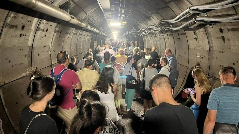 ▲連接英國和法國兩國之間的海底隧道在23日傳出火車拋錨事故，導致旅客受困數小時。（圖／翻攝自推特）