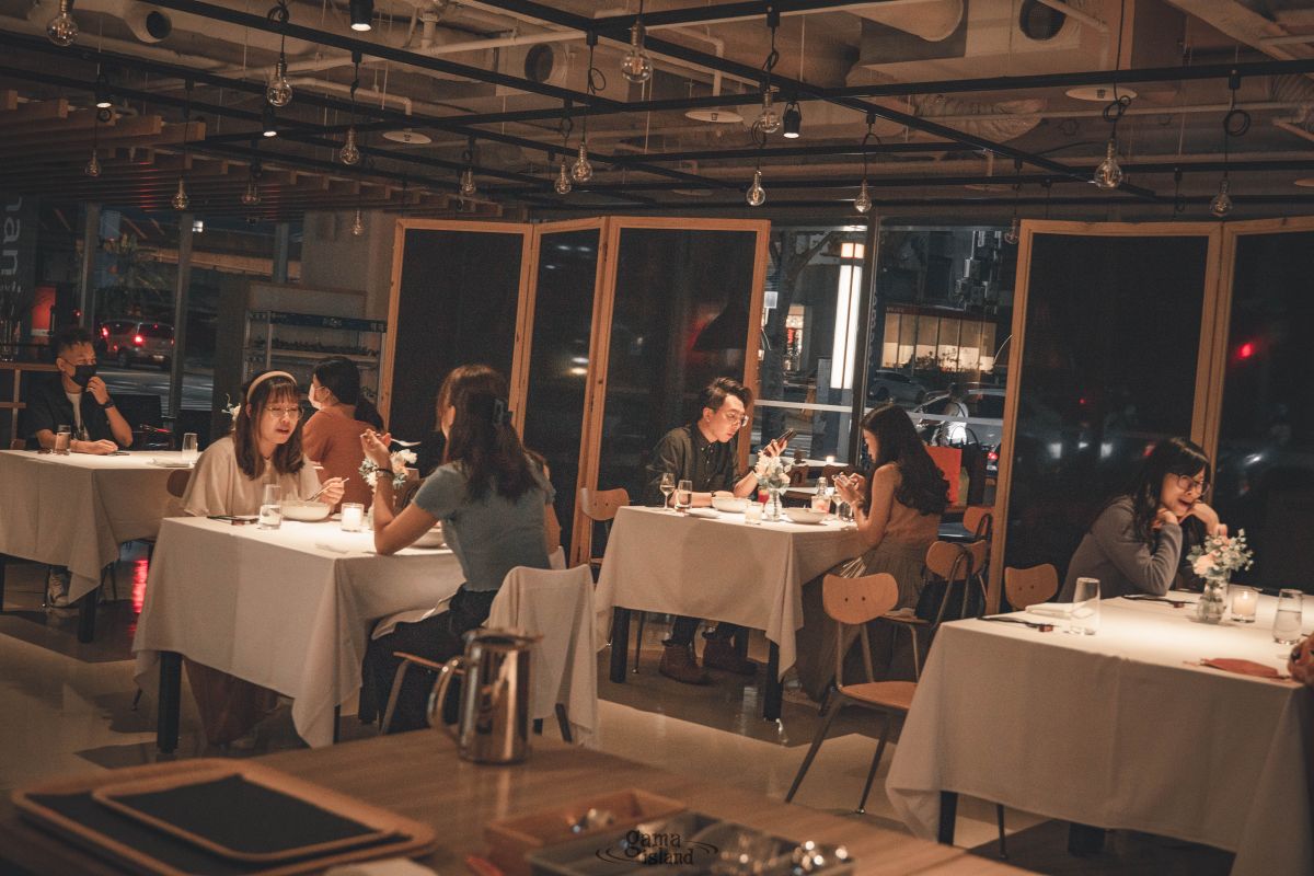 ▲有「最狂員餐」之稱的普橘島，為員工準備「客座／作 Guests House」私廚晚宴，首度推出《天堂秘廚–揭開52道料理職人的獨家原創秘笈》。（圖／普橘島提供）