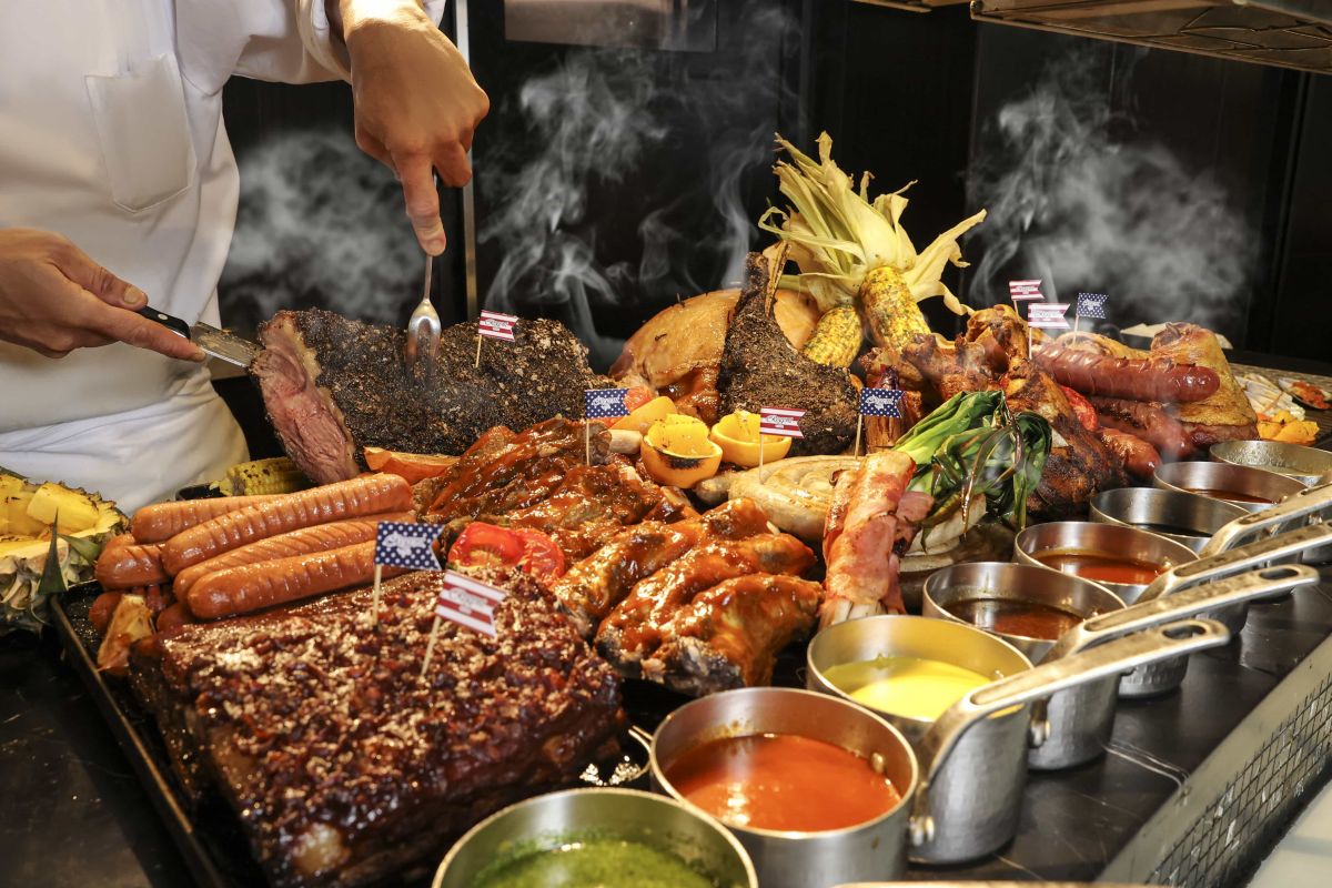 ▲中秋佳節將至，許多民眾喜歡與家人團圓烤肉，不少業者也趁機推出相關活動。圖為晶華酒店柏麗廳餐檯中秋節變為豪邁美式BBQ烤檯。（圖／台北晶華酒店提供）