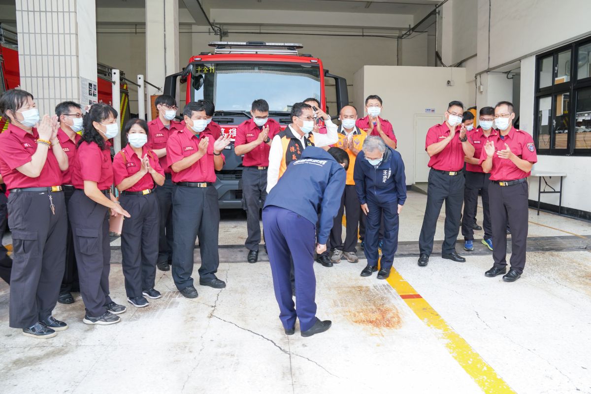 ▲高雄市長陳其邁上任兩週年今天再次走訪基層，準備點心慰勉警消及清潔隊同仁，，他以深深一鞠躬感謝基層一齊守護高雄這座偉大城市的每個角落。（圖／高市府提供）