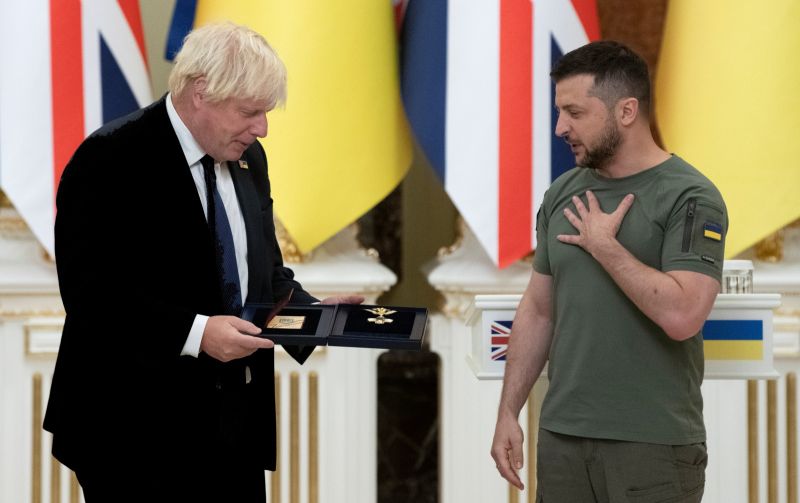 ▲英國首相強生(Boris Johnson)在獨立日突訪烏國首都基輔,稱許烏克蘭人民抵抗俄羅斯入侵的堅強意志。(圖/美聯社/達志影像)