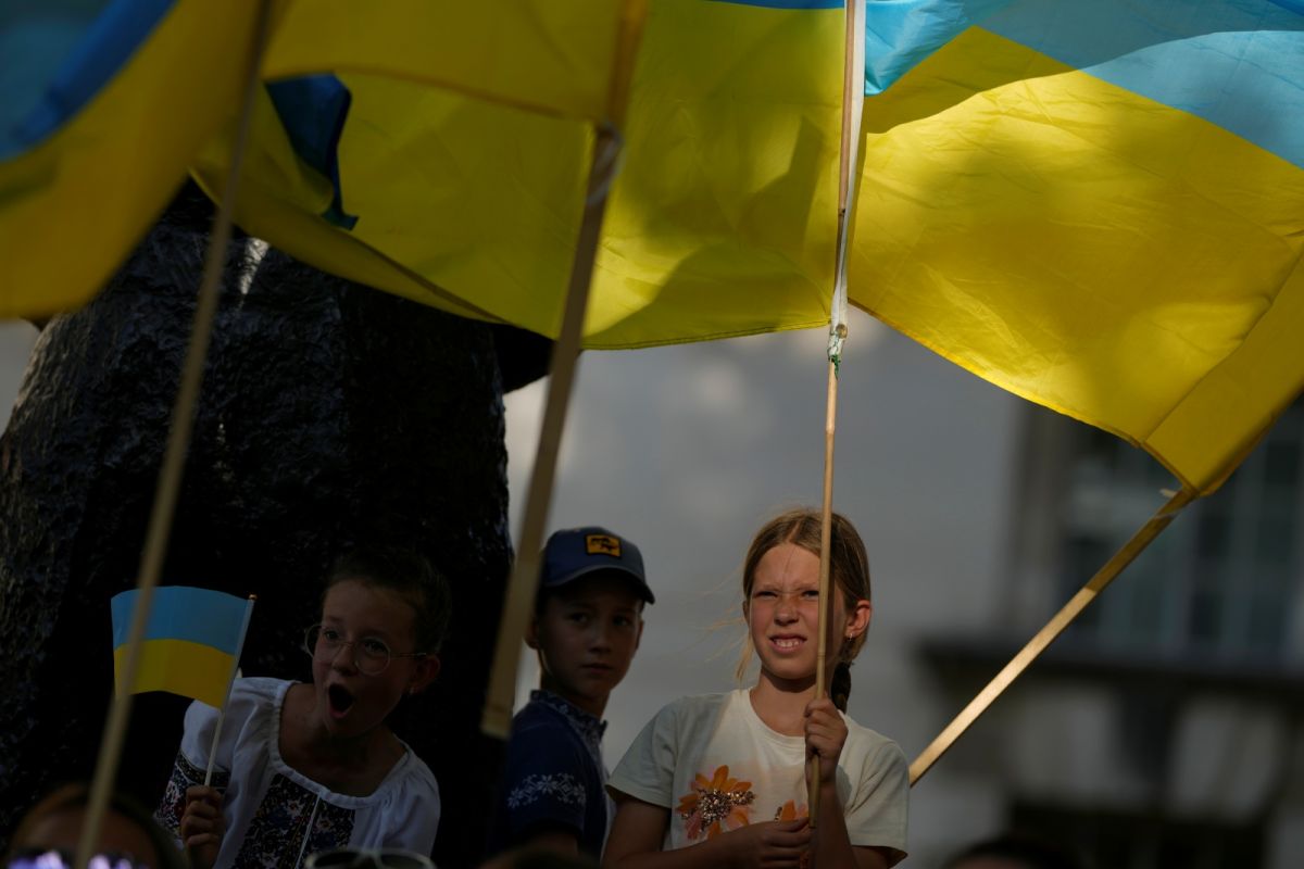▲烏克蘭24日紀念國家脫離蘇聯獨立31年，在土耳其同步紀念獨立日的烏克蘭人，內心則掛念家人，也盼親友堅強，戰後必能團聚。（圖／美聯社／達志影像）