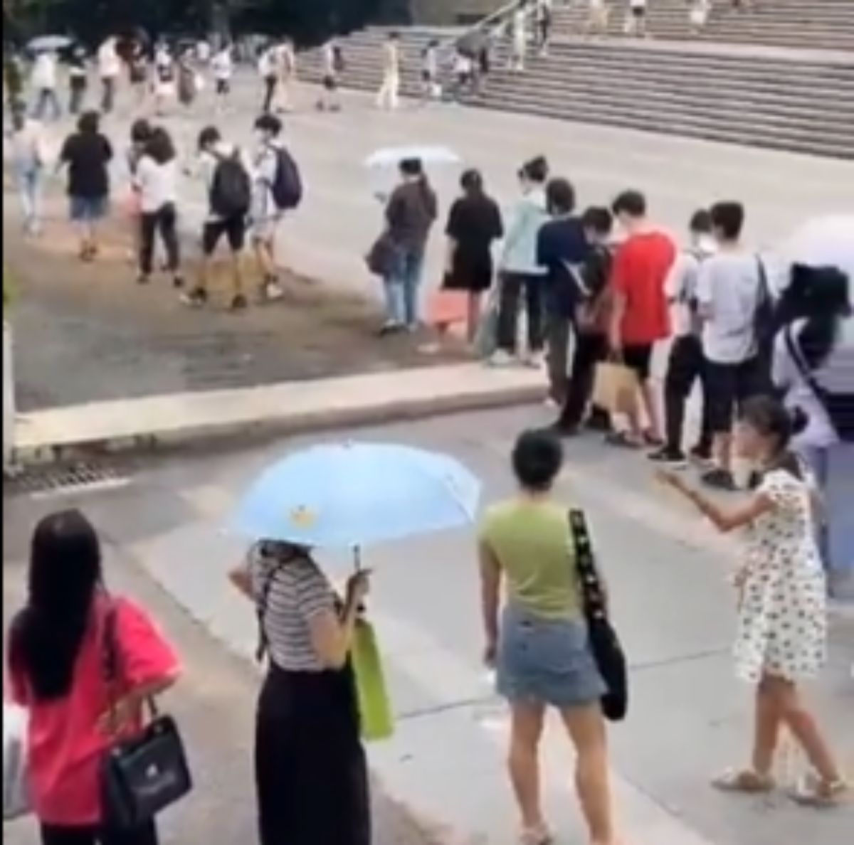 ▲中國外交部發言人趙立堅在社群平台上，po出一段聲稱是重慶圖書館大排長龍的短片，引發討論。（圖／擷取自推特影片）