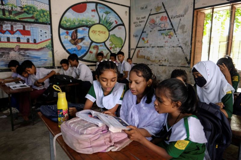 ▲因為能源及電力短缺，孟加拉不得不靠停課、縮短工時方式來省電。圖為孟加拉一處學校。（圖／美聯社／達志影像）