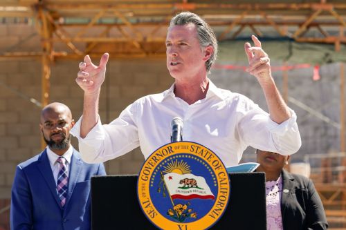 ▲加州州長今年底將改選，新民調顯示現任民主黨籍州長紐松（Gavin Newsom）獲52%選民支持。（圖／美聯社／達志影像）