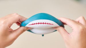 ▲鯊鯊紓壓球怎麽用力捏揉都會回彈，變形表情非常有趣，勢必成為高人氣的紓壓小物。（圖／IKEA提供）
