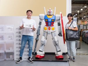 ▲特力屋內湖店、中和店巡迴展出215公分巨型鋼彈,並提供互動道具讓民眾拍照打卡。(圖/業者提供) ▲特力屋內湖店、中和店巡迴展出215公分巨型鋼彈,並提供互動道具讓民眾拍照打卡。(圖/業者提供)
