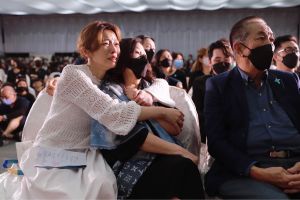 ▲王瞳(左)在追思音樂會上緊抱著艾成媽媽。(圖/民視提供) ▲王瞳(左)在追思音樂會上緊抱著艾成媽媽。(圖/民視提供)