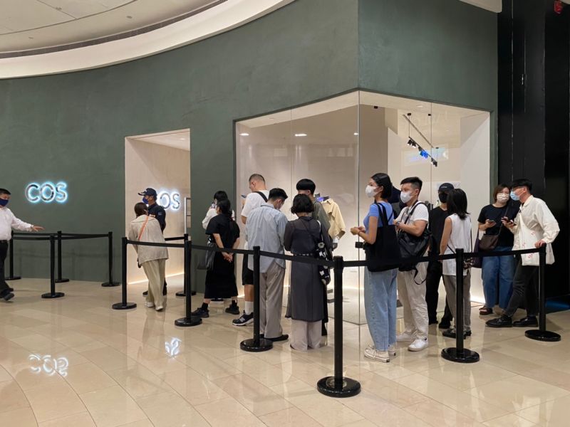 ▲COS台北101 concept store形象概念店今開幕，早上10點就有人到場排隊，有粉絲更高喊出「預算無上限」。（圖／記者蕭涵云攝）
