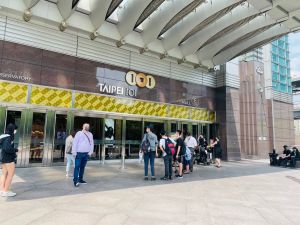 ▲COS台北101開幕，引發時尚迷關注。購物中心門口一早就有人排隊等候。（圖／記者蕭涵云攝）