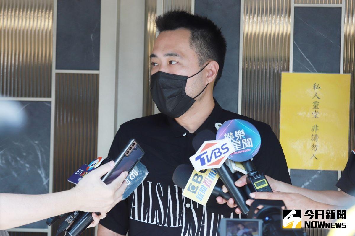 ▲余祥銓今（25）日一早就來到靈堂幫忙。（圖／記者葉政勳攝）