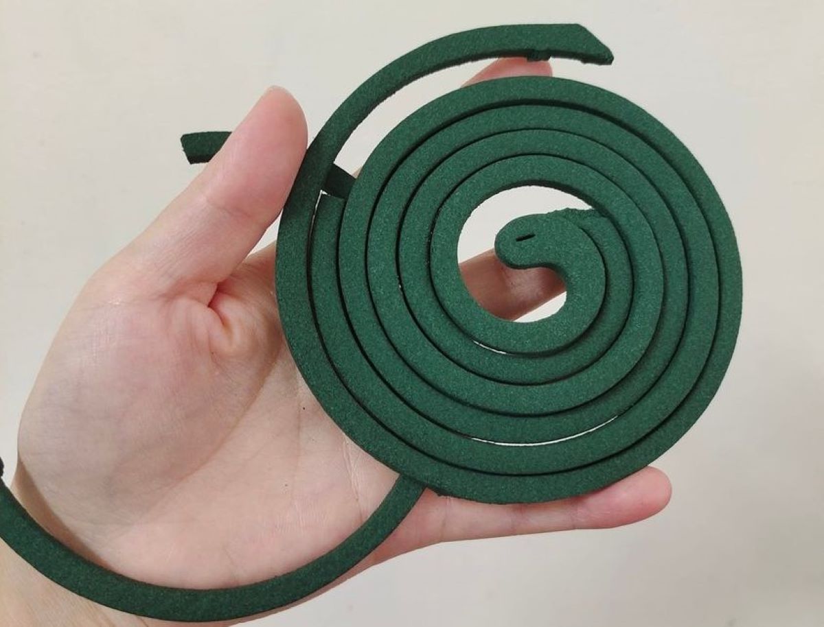 ▲有位媳婦每次拿取蚊香時，都會遇到斷裂的問題，讓她相當崩潰，因而引來內行教學「正確拿法」。（圖／翻攝爆廢公社公開版臉書）