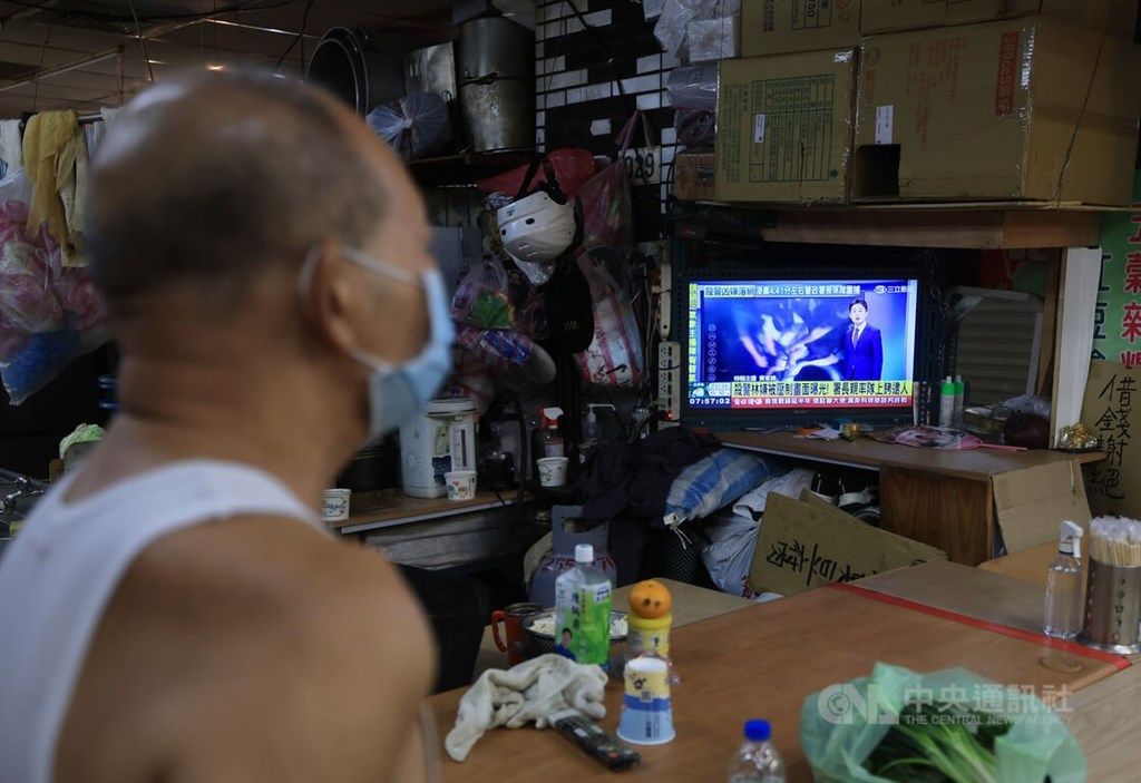 ▲台南市警員凃明誠及曹瑞傑殉職，2個家庭遭逢巨變，台南市第二分局取得家屬同意後，25日公布善心捐款專戶，協助辦理募款。圖為台北市蘭州市場，民眾觀看電視新聞關心案情進度。（圖／中央社）