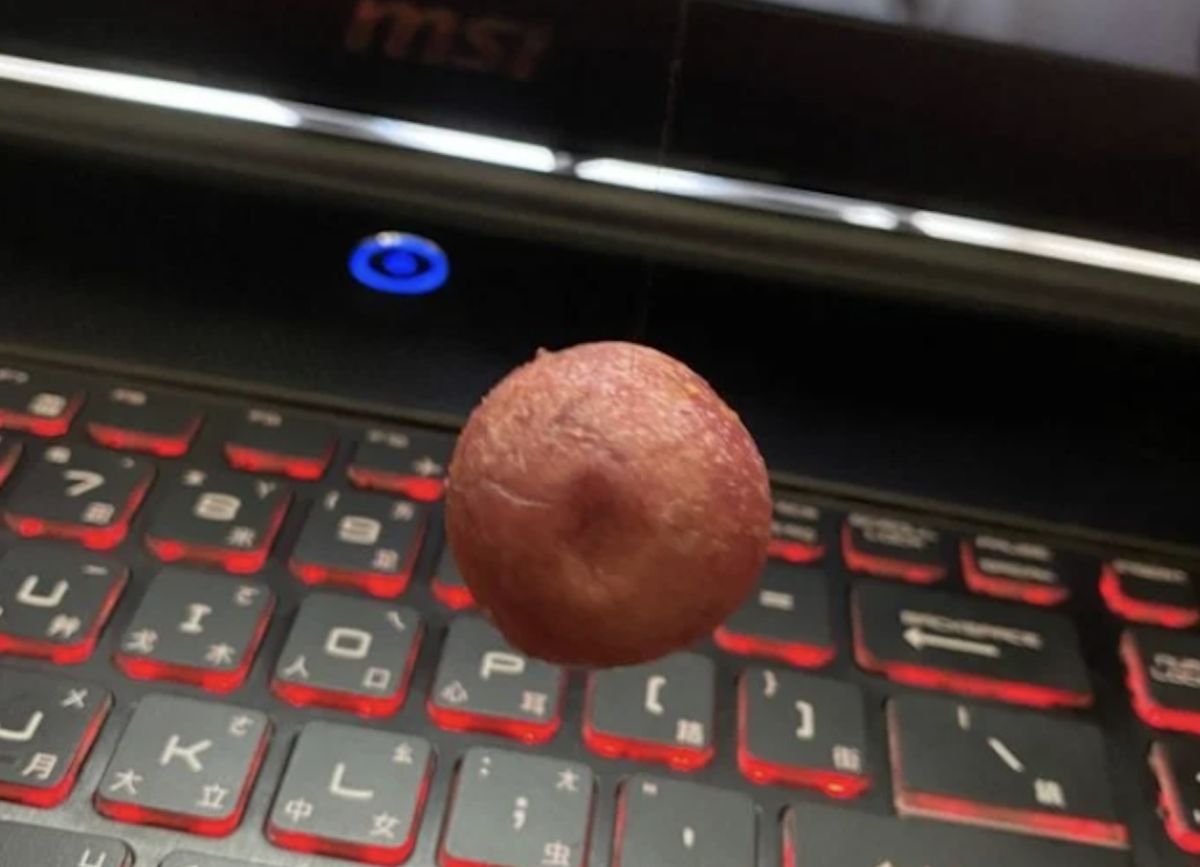 ▲一名網友分享，他在吃地瓜球時，以為自己吃到「懸浮版本」，其背後真相噁吐眾人。（圖／翻攝自Dcard）