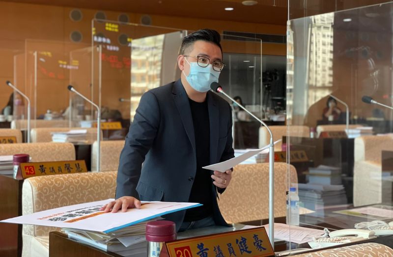 ▲國民黨台中市議員黃健豪諷刺蔡其昌4年動工8千戶社宅的政見,是「長在嘴上」。(圖/黃健豪提供提供,2022.08.25)