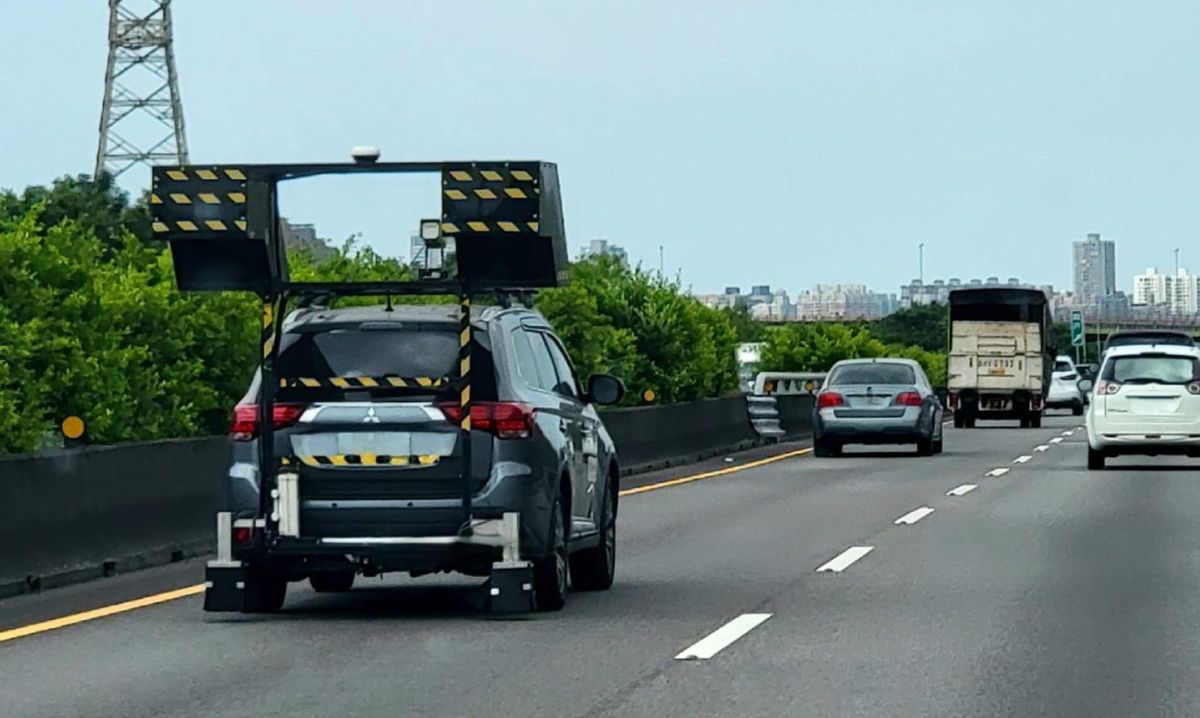 ▲有網友在過道上巧遇一輛外觀奇特的汽車，外型就像即將變身的變形金剛，貼文掀起熱議。（圖／翻攝自路上觀察學院）