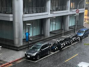 ▲突如其來的大雷雨讓不少機車騎士措手不及，急忙換上雨衣。（圖／張勵德攝）