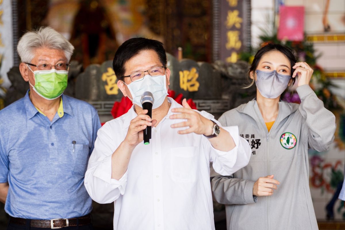 ▲林佳龍到瑞芳區昭明宮參拜，針對侯友宜臉書貼出改變的勇氣二部曲預告，受訪表示改變不用太大的勇氣，大翻新就從改變市長開始（圖∕林佳龍競選辦公室提供）