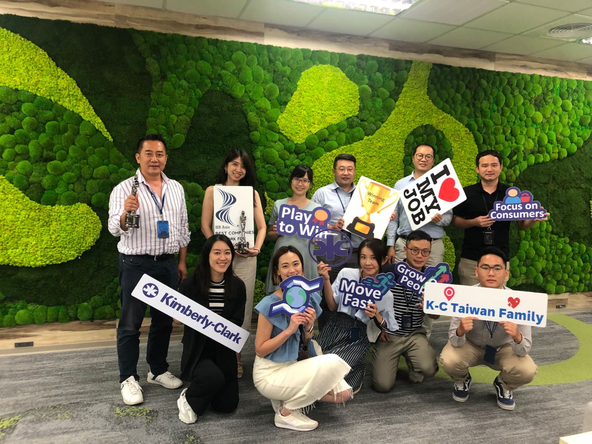 ▲舒潔品牌製造商金百利克拉克歡慶150周年，以優渥員工福利與多元彈性工作環境，打造夢幻職場，每年放不完的假與用不完的民生福利品，讓同仁直呼「好幸福!」。（圖／品牌提供）