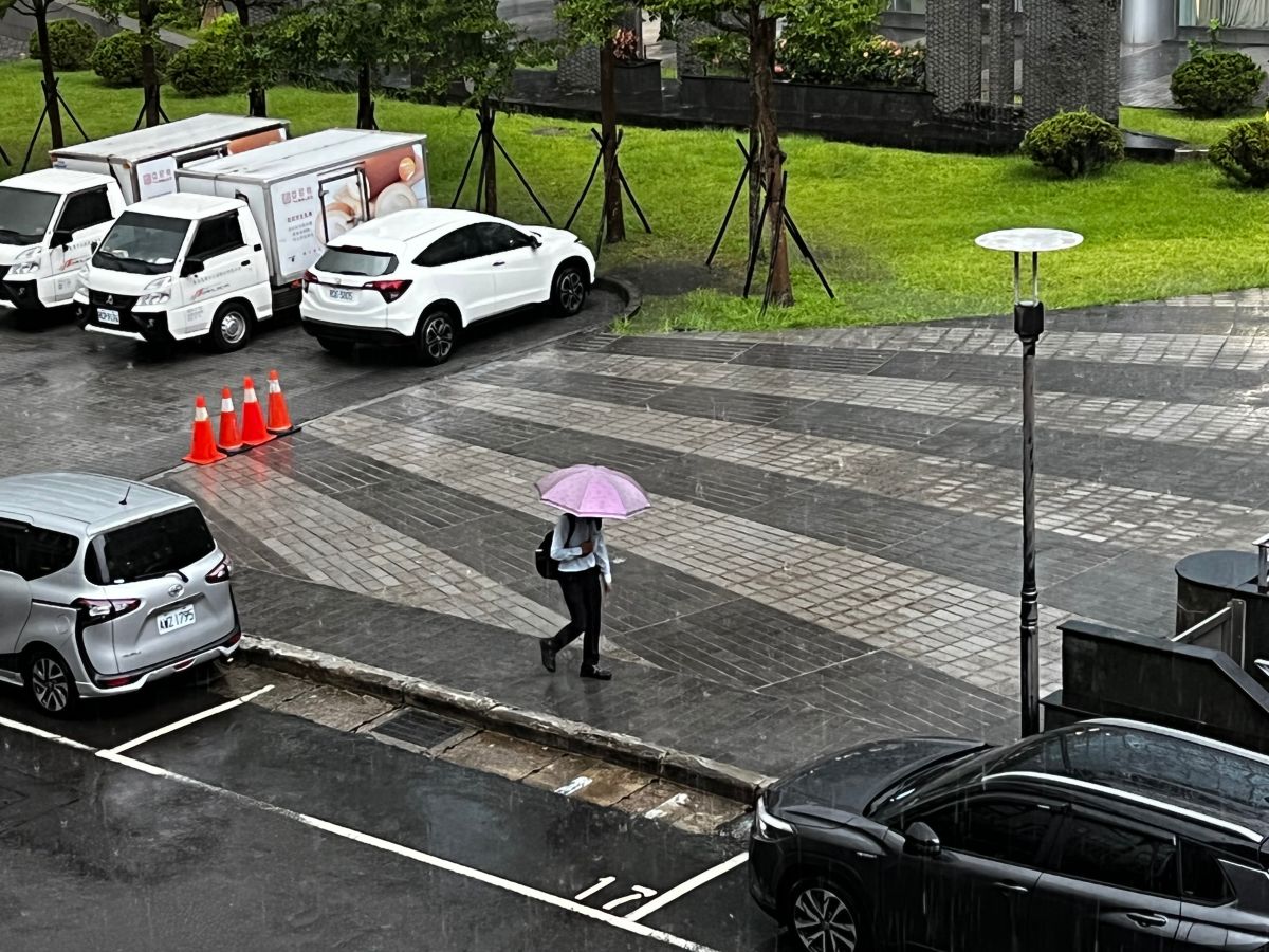 ▲明（20）日起東北季風將要增強，尤其北台灣的溫度將一次驟降4度，迎風面降雨上強度也會較前幾天還強。（圖／記者張勵德攝）