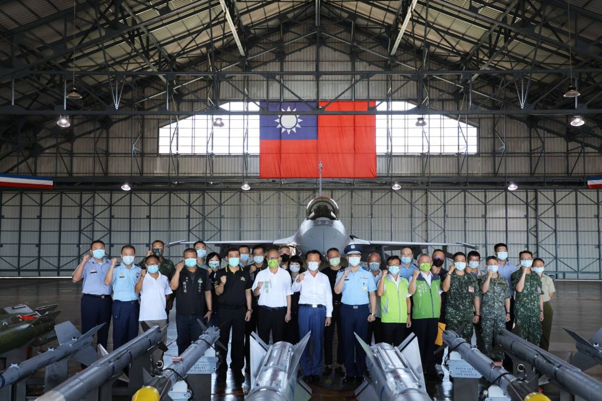 ▲嘉義縣長翁章梁率領兵役權益關懷協會理事長張明達等人，前往空軍第四聯隊部隊敬軍慰勞(圖/嘉義縣府提供)