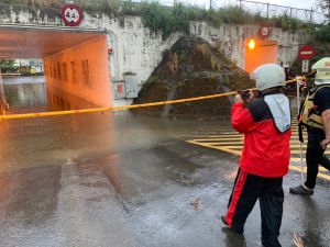 ▲今（25）日午後北台灣降下暴雨，新店區安平路高速公路涵洞一度積淹水長約40公尺寬7公尺，警消到場拉起封鎖線。（圖／翻攝畫面）