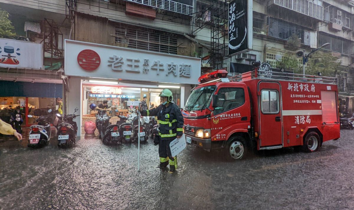 ▲今日午後北台灣降下暴雨，北市信義區時雨量高達113毫米，中和區仁愛街23號一度積淹水，馬路變成小河。（圖／翻攝畫面）