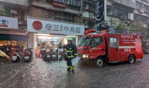 ▲今（25）日午後北台灣降下暴雨，中和區仁愛街23號一度積淹水長約10公尺、寬6公尺，深度約10公分，馬路變成小河。（圖／翻攝畫面）